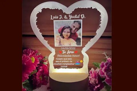 Lámpara de madera de amor personalizada · Fotografía 2