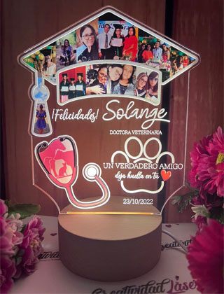 Recuerdos de graduación en acrílico grabado con birrete y nombre del graduado