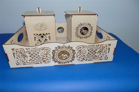 Caja de madera calada a láser en el taller